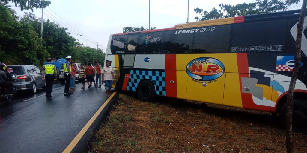 Pohon Tumbang di Suramadu, Jalanan Macet