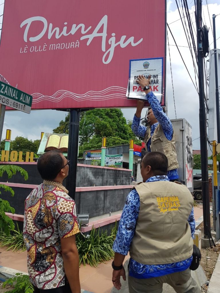 Bapenda Tindak Tegas Reklame Tak Berijin di Kota Bangkalan