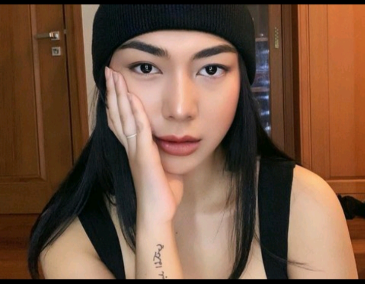 Sosok Perempuan Cantik ini. Membuat Pengacara Kondang Indonesia Terkepincut