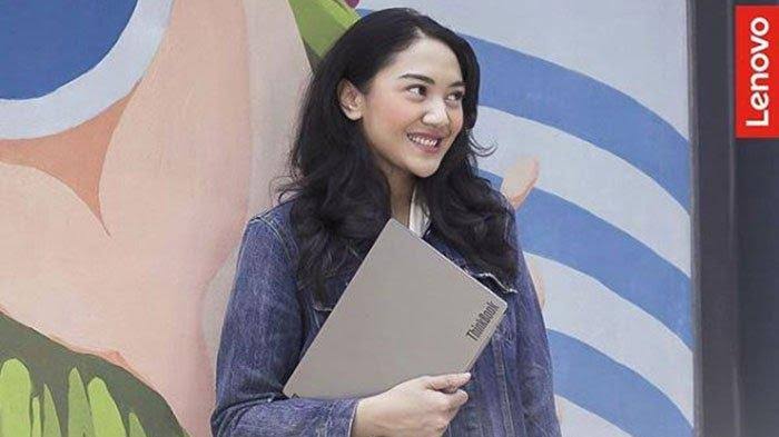 Kenalkan, ini Putri Tanjung, Stafsus Jokowi yang Berusia 23 Tahun