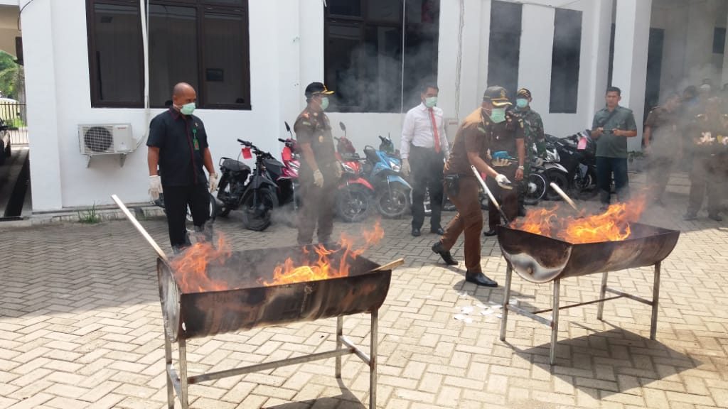 Kejari Bangkalan Memusnahkan Ratusan Gram Narkoba, puluhan Sajam dan 4 Senpi