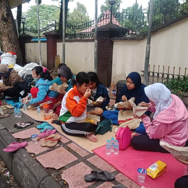 Kemensos Ubah Gedung Wyata Guna Jadi Balai, Mahasiswa Disabilitas Tidur di Trotoar
