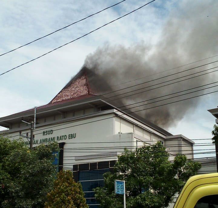 Breaking News! Asap Mengepul dari Atap RSUD Bangkalan
