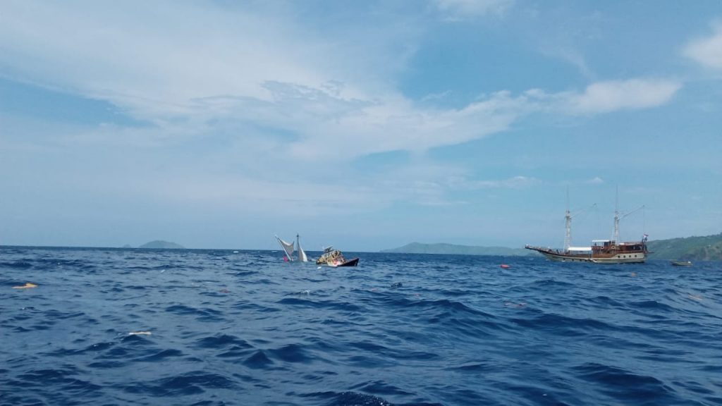 Kapal Wartawan Yang Ikut Presiden Jokowi Tenggelam di Labuan Bajo
