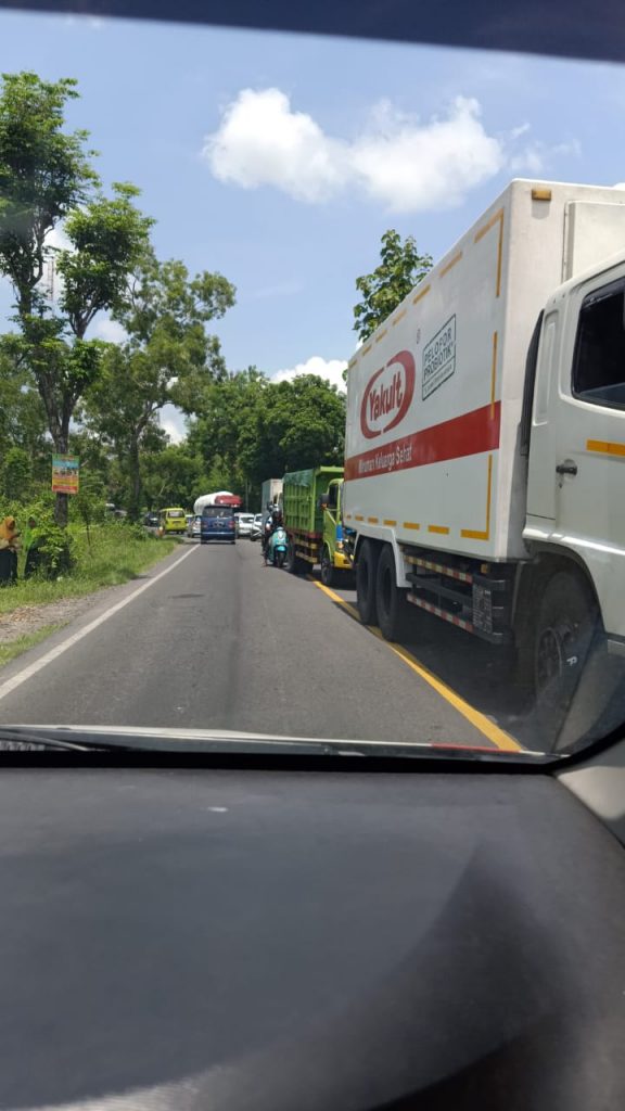 Truk Air Seruduk Pohon, Blega-Tanah Merah Macet