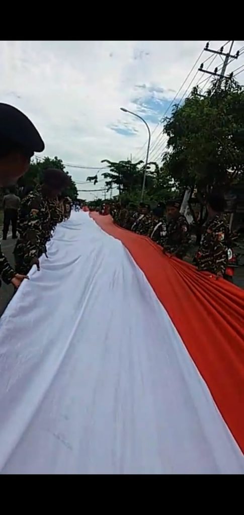 Getarkan Sampang ribuan warga kirab bendera merah putih sepanjang 500 meter