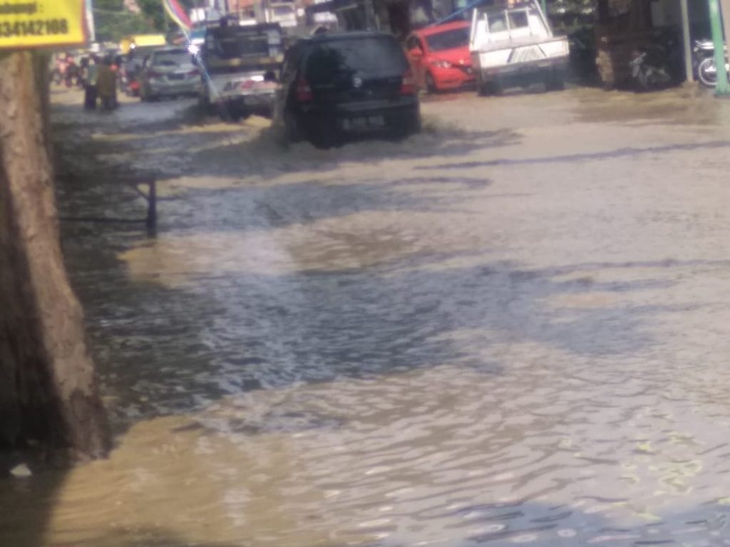 Jalan Raya Blega Tergenang Air, Banyak Roda Dua Mogok