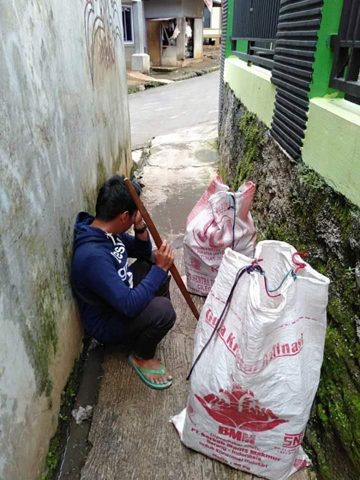 Dagangannya Tak Laku, Pemuda Ini Menangis Karena Kelaparan