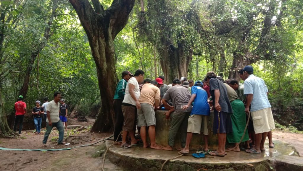 Jelang Haul Bujuk Kramat, Warga Lombang Barat lakukan ritual kuras sumur