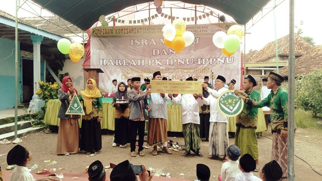 TERBANGKAN 12 BALON SEBAGAI SIMBOL UMUR 12 BULAN PK IPNU IPPNU BAHRUS SHOLIHIN BERDIRI