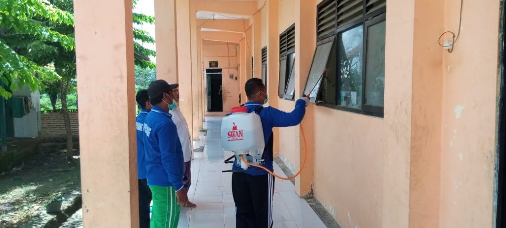 Pesantren Al Ibrahimy Lakukan Penyemprotan Desinfectan, Cegah Corona