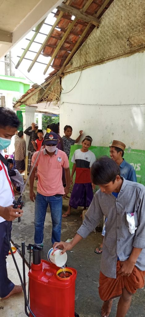 Membanggakan, KaCoNK Mahfud Institute terus melakukan penyemprotan disinfektan ke daerah daerah zona merah