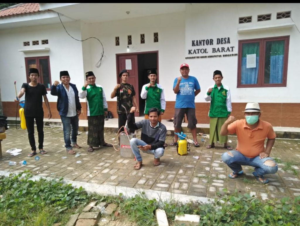Ikut serta pencegahan covid19, Ranting Ansor dan aparat desa katol barat melakukan penyemprotan disinfektan