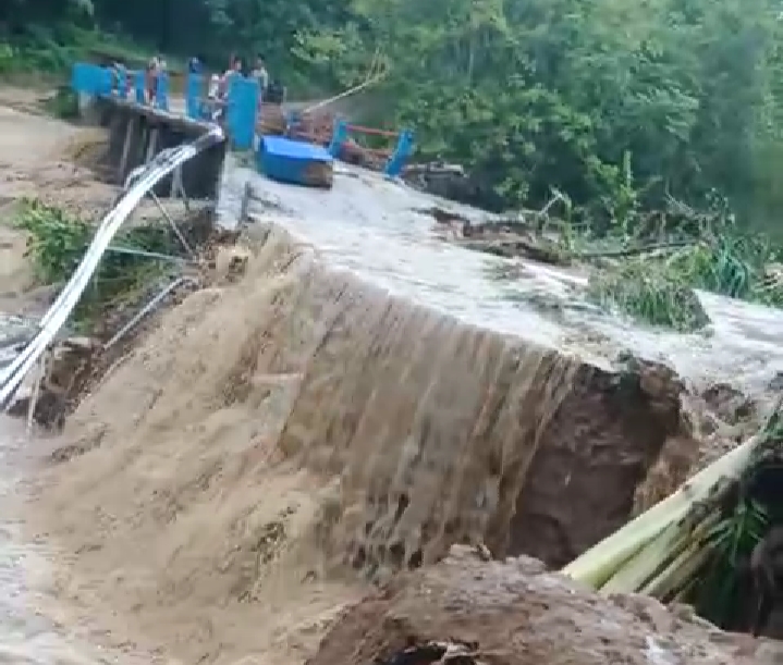 Hujan Yang Melanda Bangkalan Mengakibatkan Jembatan Roboh di Tlokoh