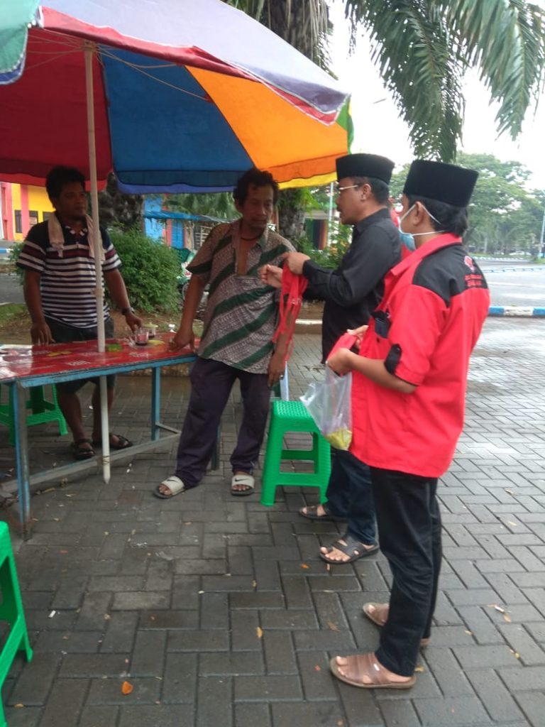 Covid19 Semakin Meluas, PDIP Bangkalan Bagikan Vitamin C dan Masker Untuk Tukang Becak