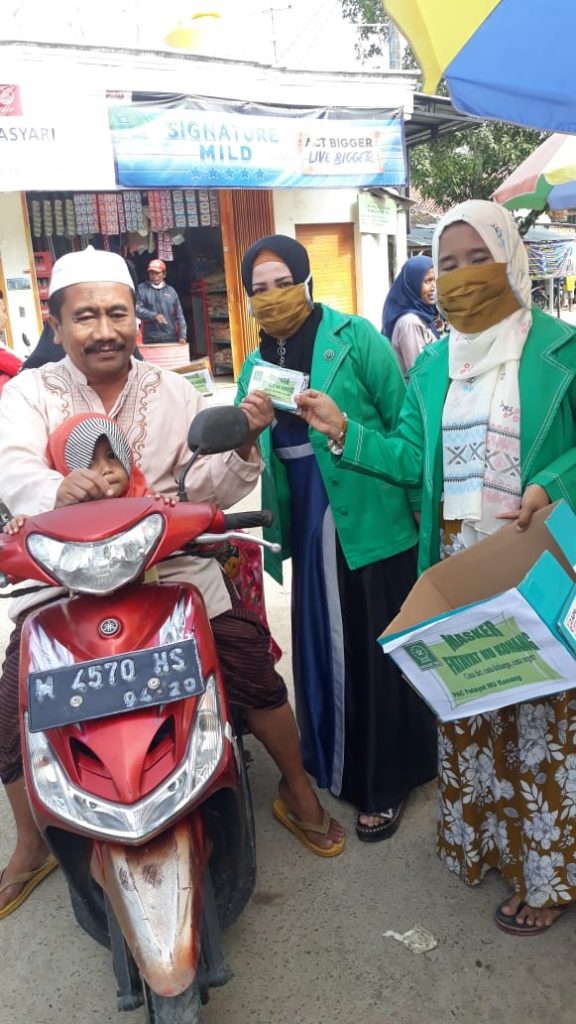 Gotong Royong, Fatayat NU Konang Bagikan 1000 Masker dan APA