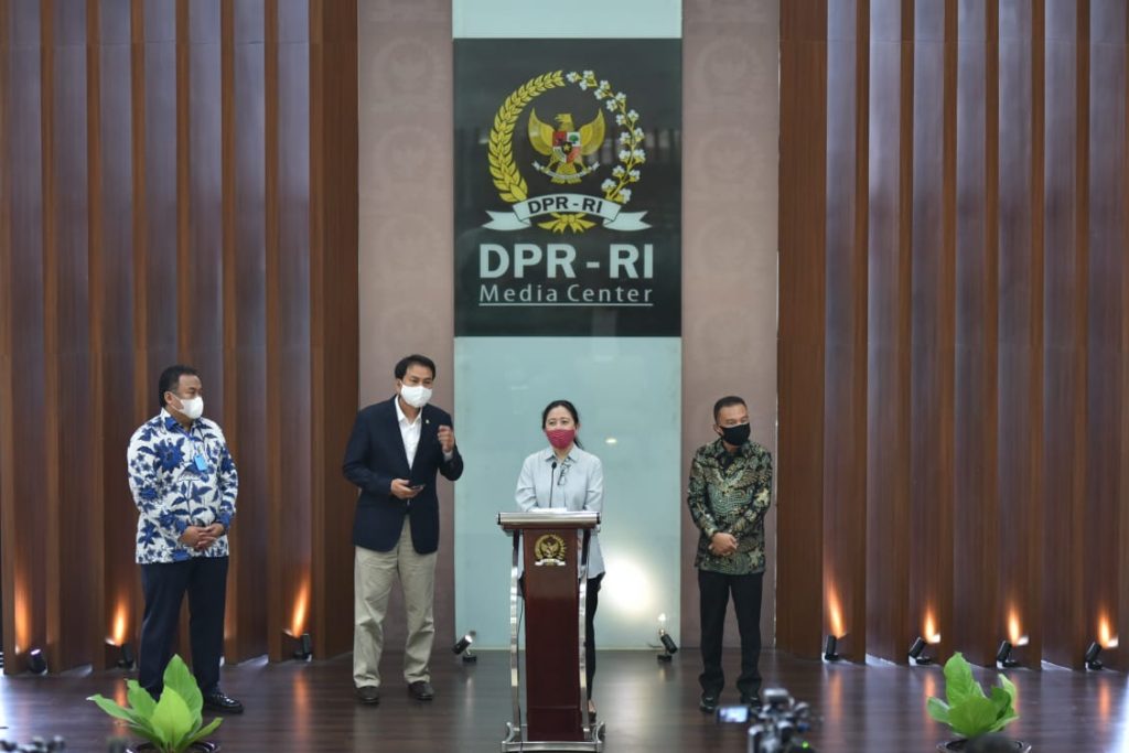 Serahkan Bantuan Sembako, Puan Maharani Minta Warga Tunda Mudik