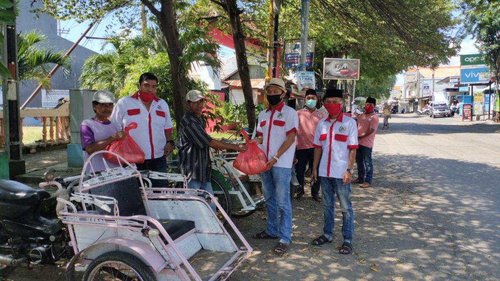 Di Tengah Wabah Covid-19, KaCoNk Mahfud Institute Bagi Sembako kepada Masyarakat kurang Mampu