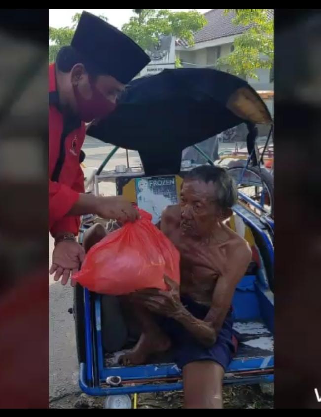 Mahfud S.Ag Dan DPC PDIP Bangkalan Sisir kota Bangkalan Bagikan Sembako Untuk Masyarakat kurang Mampu