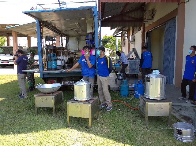 Begini, Gaya Kapolres Bangkalan Ngulek Sambel