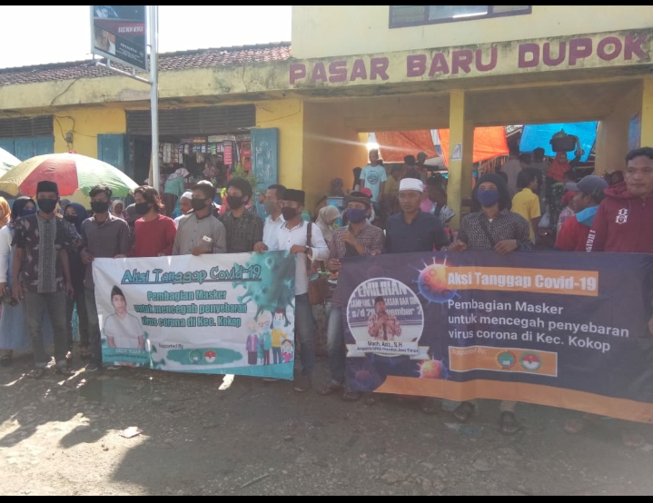 Dua Dewan Bagi-Bagi 800 Masker di Pasar Dupok Kokop