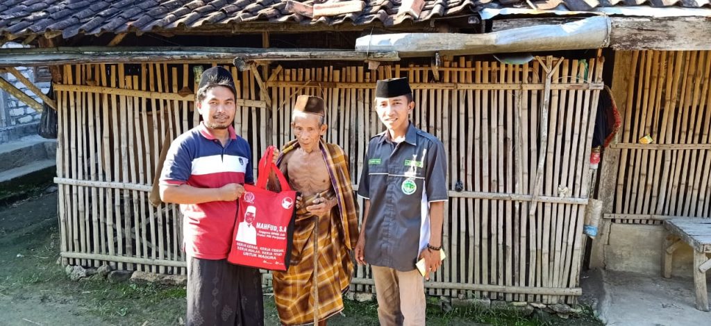 Dampak Covid-19 Semakin Meluas. Mahfud S.Ag Bagikan Sembako Pada Masyarakat Pra Sejahtera