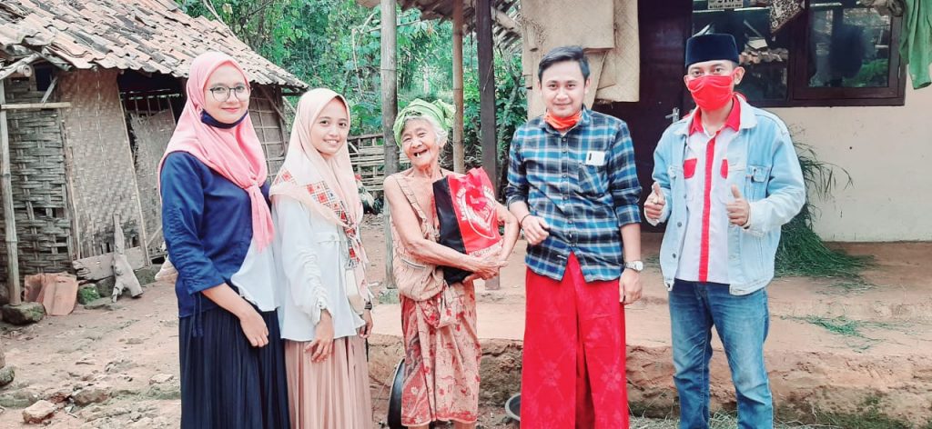 Berlanjut ke kecamatan Galis Bangkalan, Mahfud Salurkan Bantuan Untuk Masyarakat Pra Sejahtera