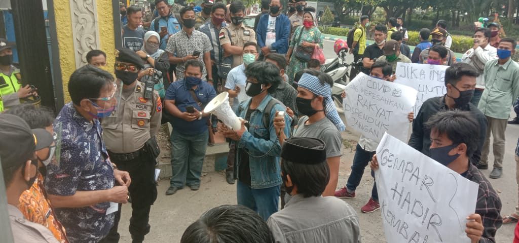 Gempar Demo Dispenduk, Alat Perekam E- KTP Hingga Indikasi Pungli Dipersoalkan