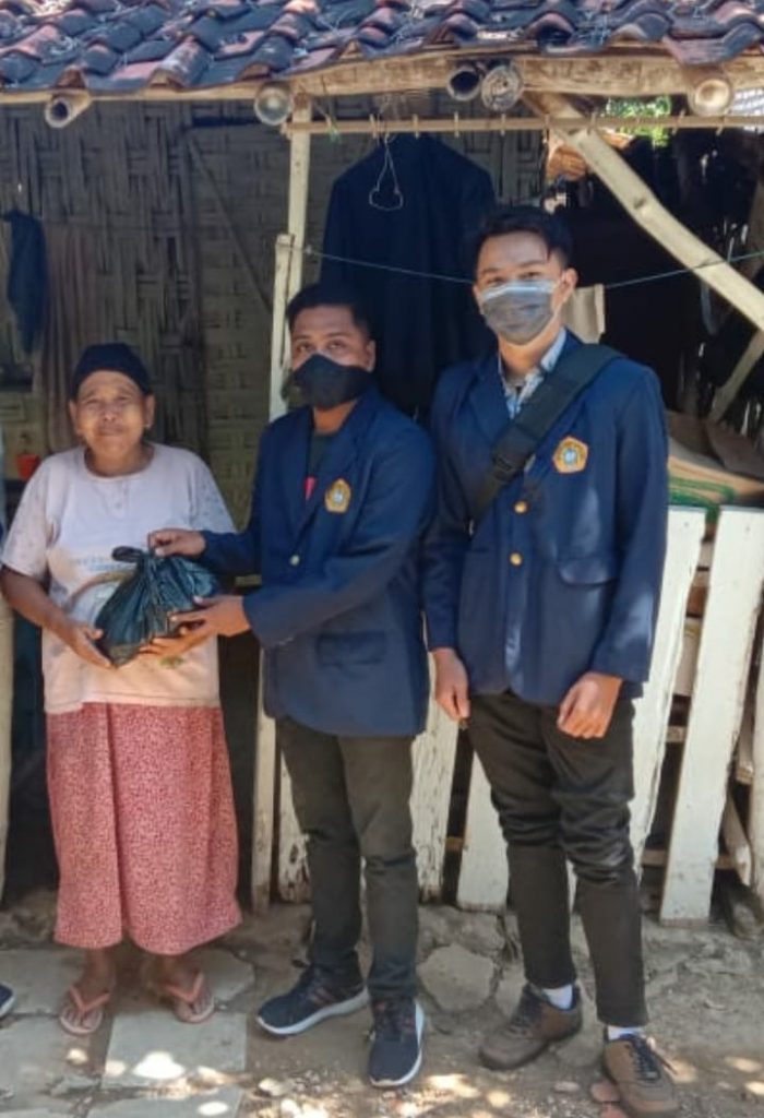 Mahasiswa UTM, Bagi-bagi masker dan sembako, Untuk Mencegah Penularan Covid-19 dan Membantu Mengurangi Beban Warga Terdampak Pandemi Covid-19.
