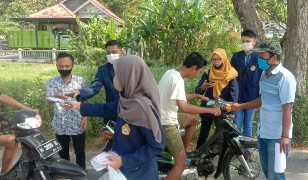 Tanggap Darurat Covid-19, LPPM Universitas Trunojoyo Madura Bagikan Masker dan Selebaran Himbauan Kepada Masyarakat