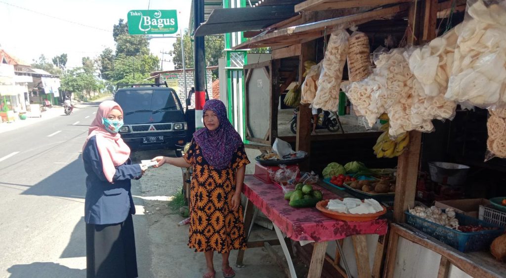 Pengabdian Masyarakat LPPM UTM, Bagi-bagi masker, guna Memutus Mata Rantai Wabah Virus Covid-19