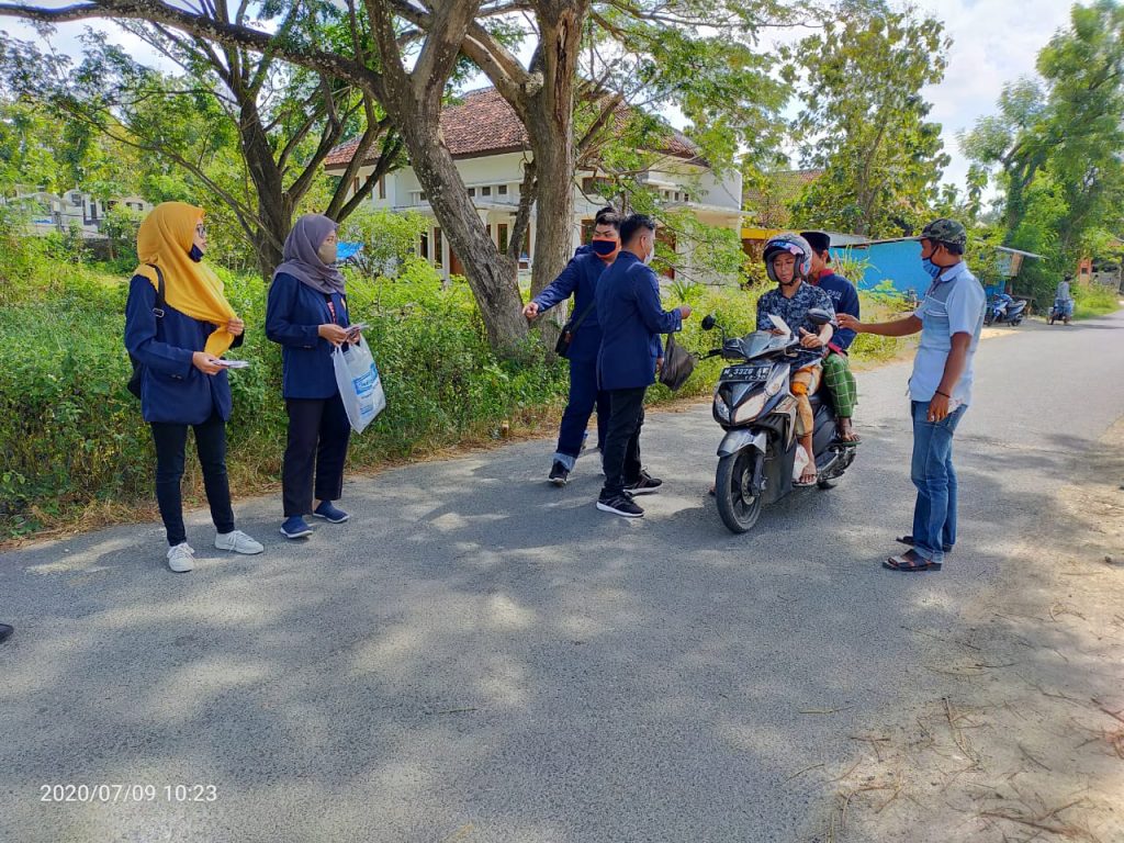 Mahasiswa UTM Bagikan Masker Guna Meminimalisir Penularan COVID-19 di Pamekasan