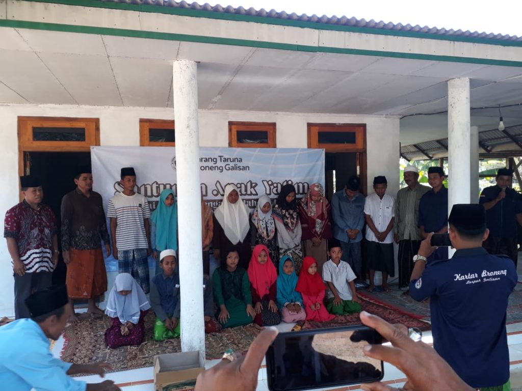 Begini Caranya Kartar Broneng Galisan Santuni Anak Yatim