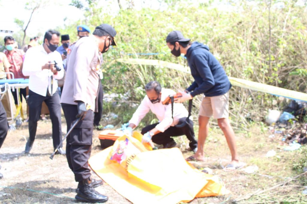 Misteri Penemuan Mayat Tertimbun Sampah di Kawasan Suramadu, Identitas Tak Dikenali