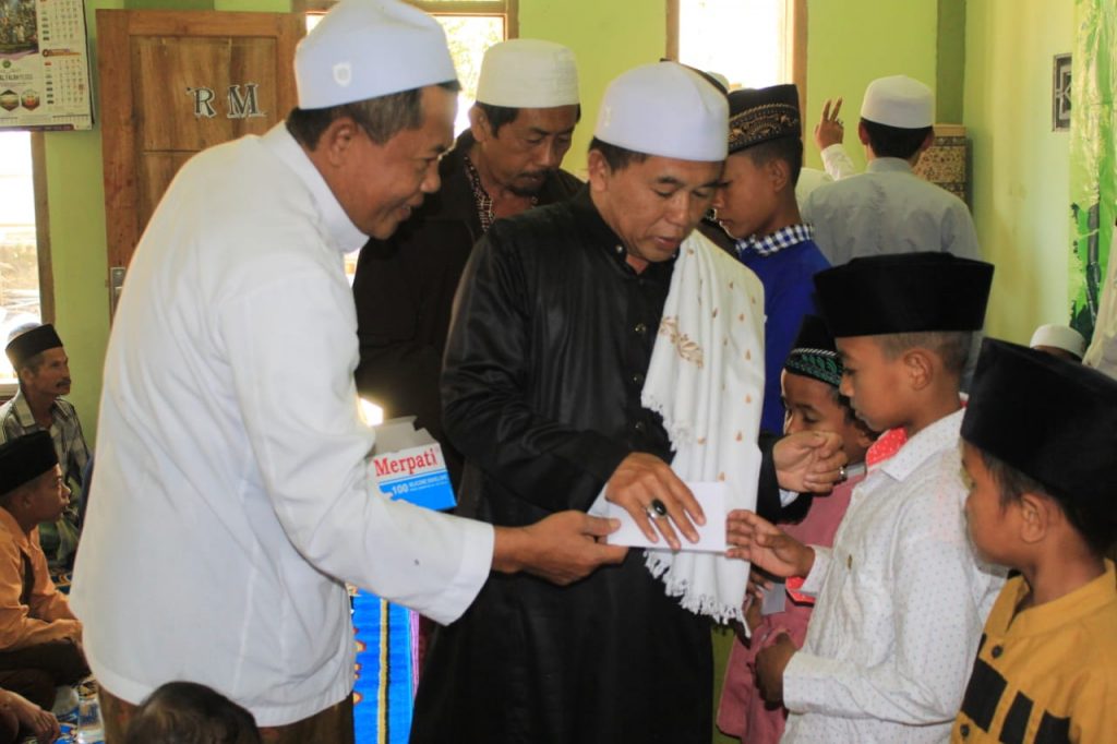 Pondok Pesantren Al-Amin Al-Haromain, Memberikan Santunan Anak Yatim dan Dhuafa Dalam Memperingati 10 Muharram1442 H.