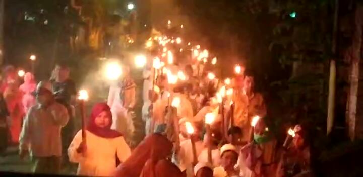 Ribuan Santri Konang Adakan Pawai Obor Pada Malam Hari Santri