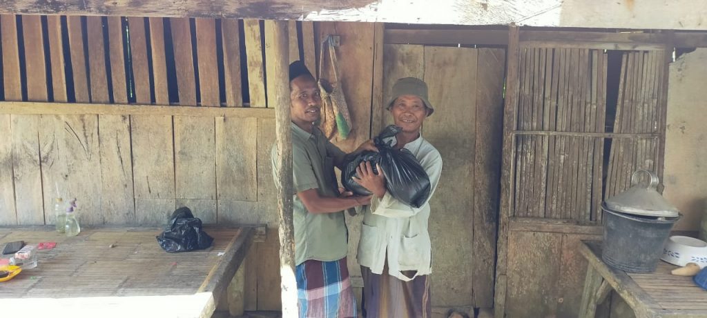 Kelompok Masyakarat PASINA Bagi-bagi Sembako