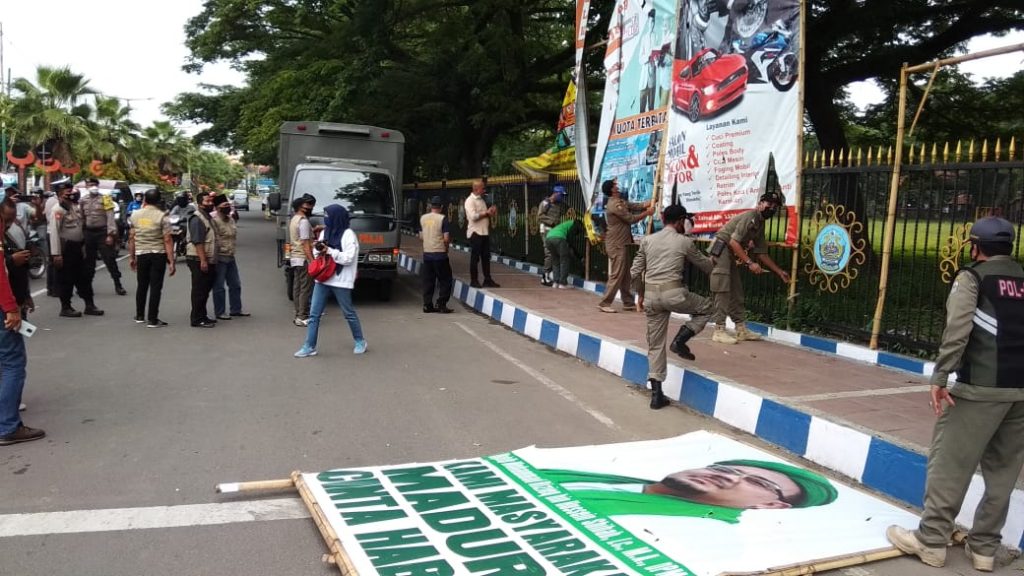 Bapenda Turunkan Reklame Tak Taat Pajak di Bangkalan