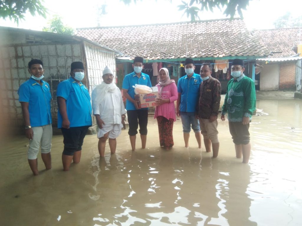 KNPI Beri Bantuan Sembako Korban Banjir Blega