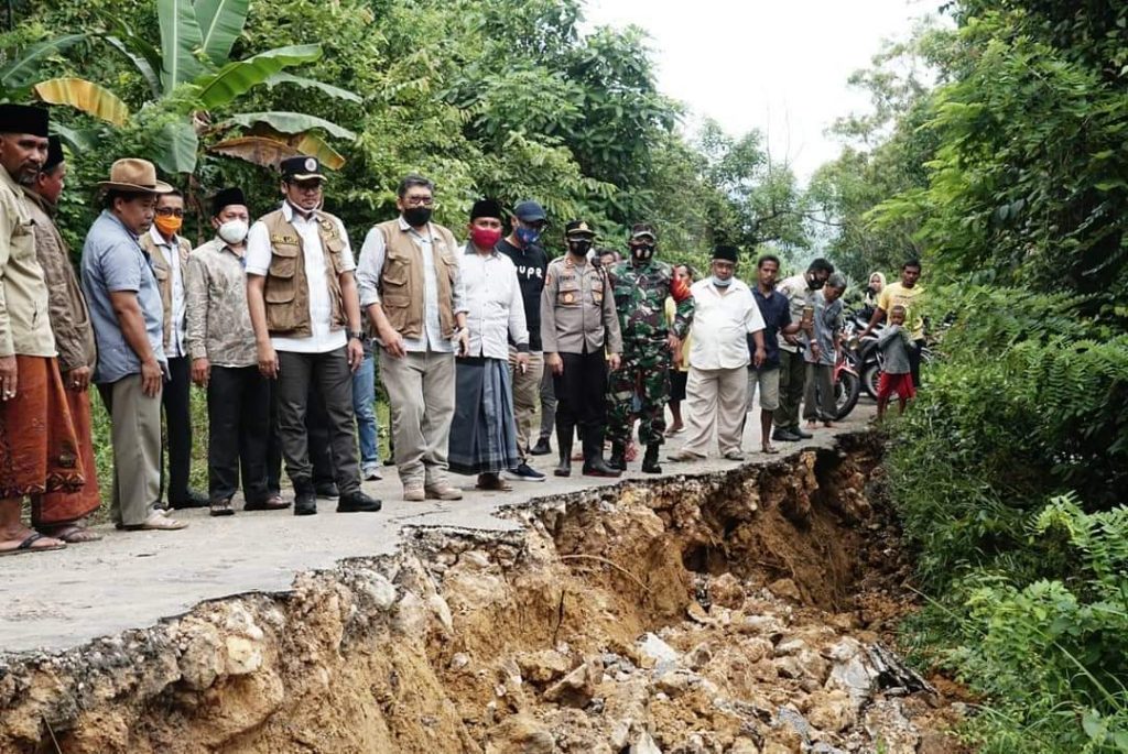 Soal Longsor  Jalan di Tlagah, PUPR: Akan Segera Diperbaiki