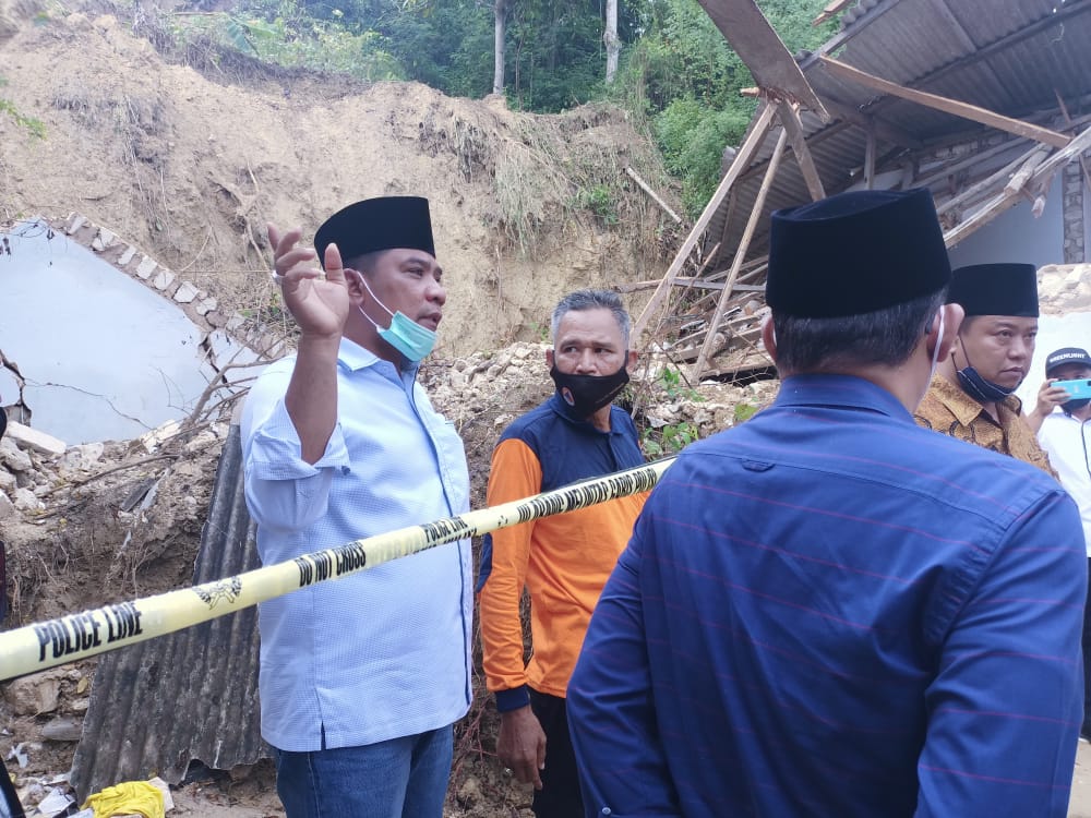 Tinjau Pesantren yang Terkena Longsor, DRPD Jatim Upayakan Asrama Dibangun Kembali