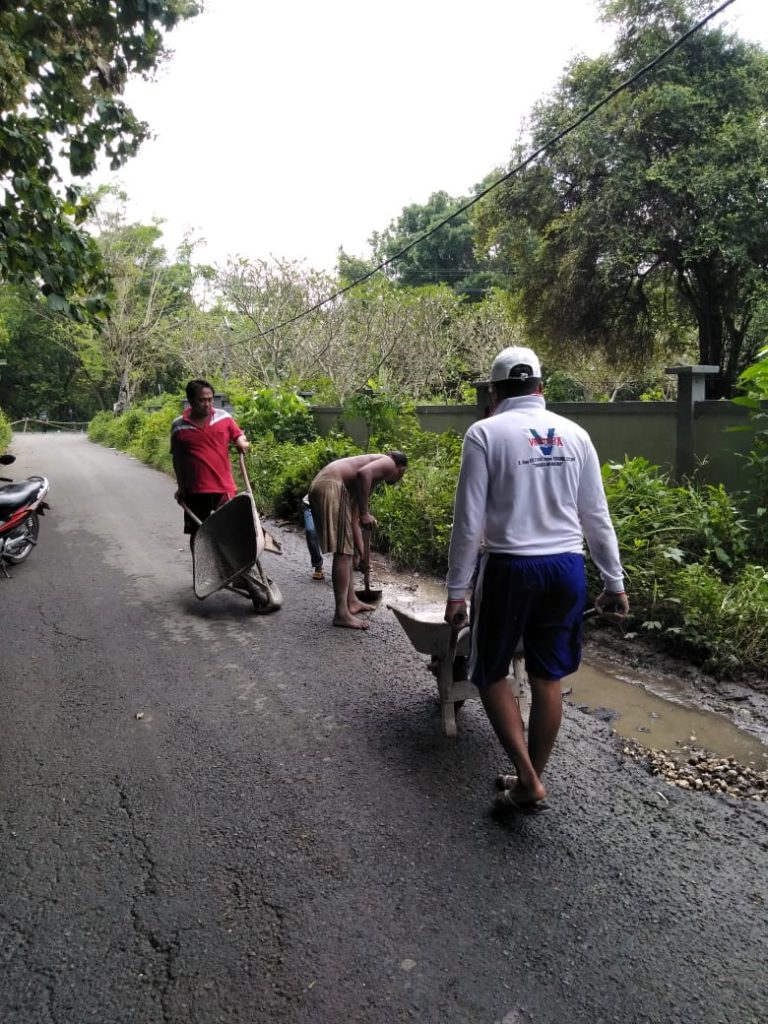 Warga Perbaiki Jalan Kabupaten Akses Kebun- Binajuh Dengan Dana Swadaya