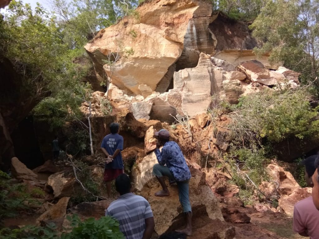Tambang Batu Kapur Arosbaya Longsor, Satu Pekerja Tertimbun
