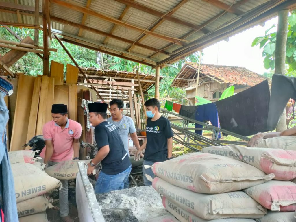 KMI Blusukan, Bantu Renovasi Musholla di Berbeluk