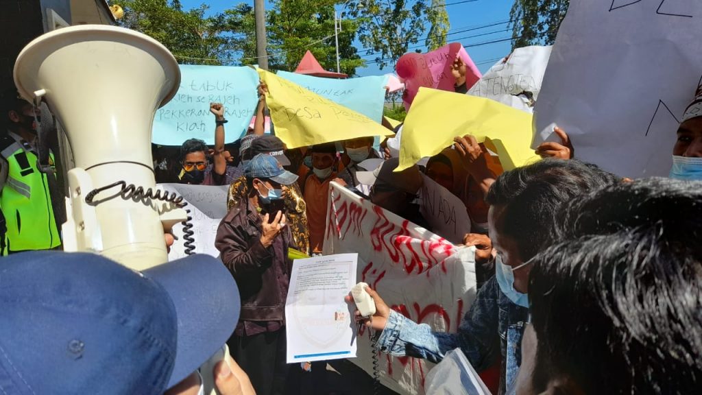 Tidak Lolos, Bacakades Desa Patenteng Demo Kantor DPMD Bangkalan