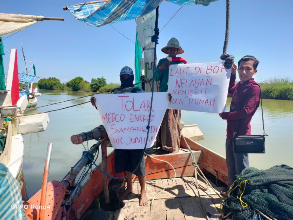 Sebar Baliho, Pemuda dan Nelayan Pamekasan Tolak Pengeboran Migas di Desa Tanjung