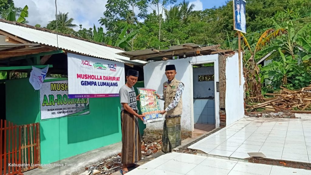 Lazisnu Konang Bantu Perbaikan Musalla yang Rata Kena Gempa