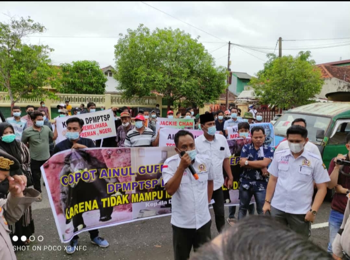 Aksi Massa Menggeruduk Kantor DPMPTSP,  Kadis DPMPTSP Bangkalan Diminta Mundur dari Jabatannya