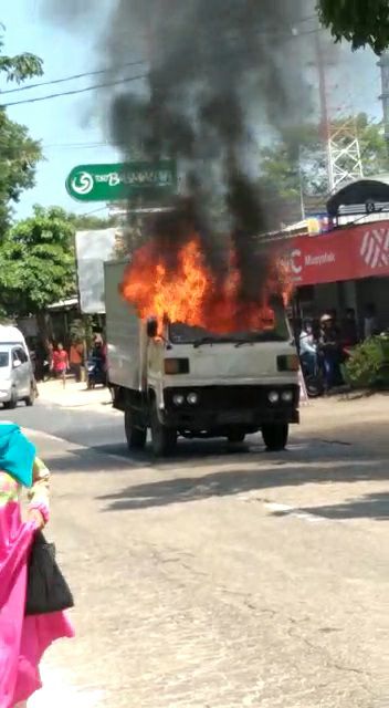 Mobil Boks Ini Bikin Heboh, Jalan Sendiri Saat  Terbakar, Sopirnya Warga Bangkalan