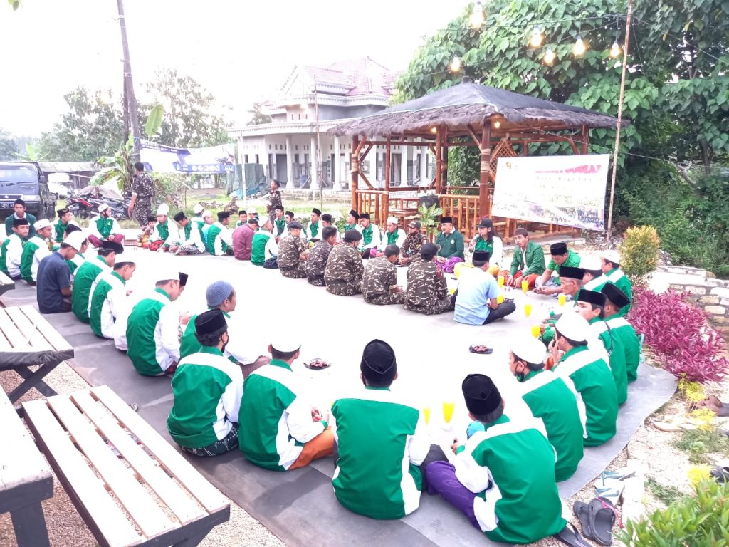 Keseruan GP Ansor Galis Berbagi Takjil